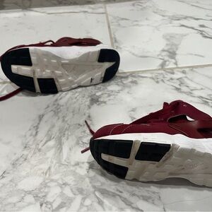 Nike maroon kid tennis shoes. Size 11 C.